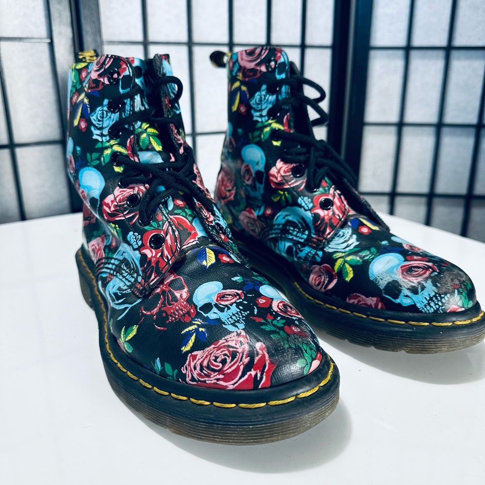 Doc Martens Vintage Skulls & Roses 1460 Pascal 8-eye Boots 💀🌹 - Picture 3 of 11